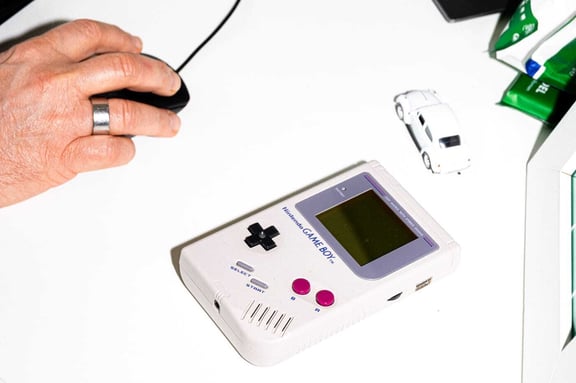 Ein Gameboy auf dem Tisch der m&z Agency