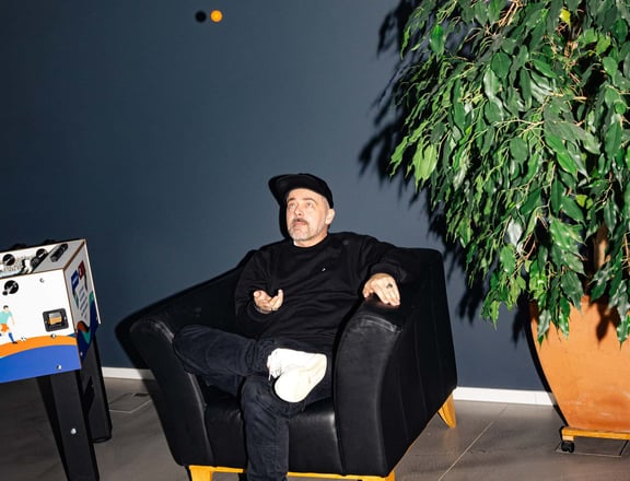 m&z Creative Director im Sessel wirft Ball hoch