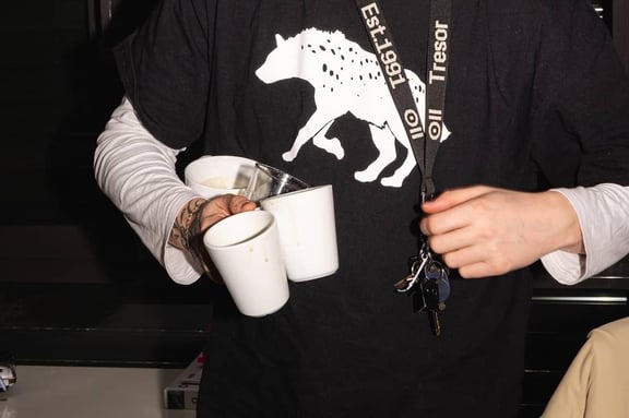 Kreativer der m&z Agency hält Kaffeetassen