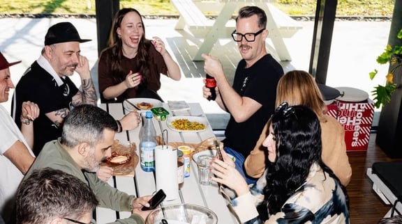 Team der m&z Agency zusammen beim Essen