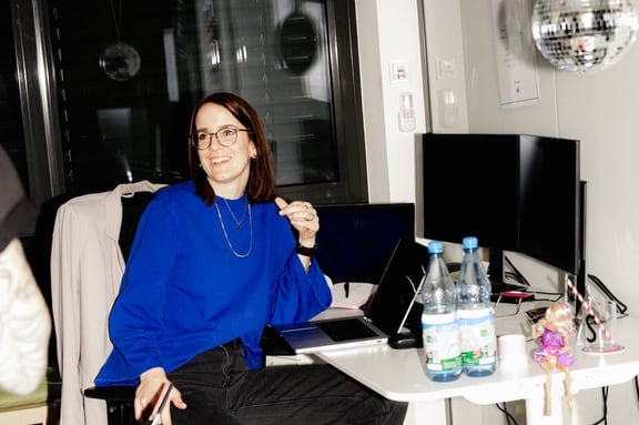 Kreative der m&z Agency am Laptop