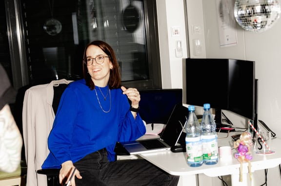 Kreative der m&z Agency am Laptop