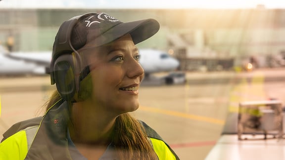 Fraport Mitarbeiterin auf dem Rollfeld