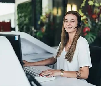Portrait ROTH Mitarbeiterin in der Verwaltung