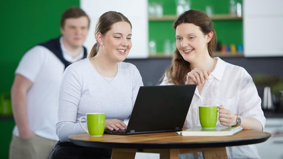 Schwabe-referenz-milch-und-zucker-agency-02_Azubi-kaufmL0A1588_bearbeitet-min