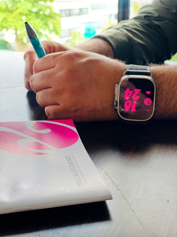 Moderne Technologie: Smartwatch am Handgelenk