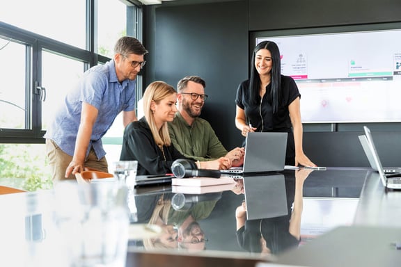 Agentur-Team am Laptop in der EVP-Besprechung