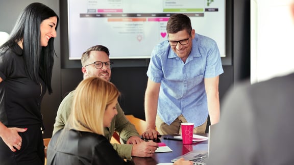 Agentur-Team bespricht Ergebnisse der Fokusgruppen-Workshops