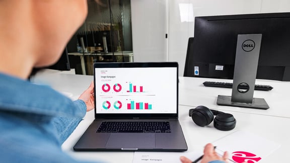 Kampagnen-Daten auf Laptop-Bildschirm
