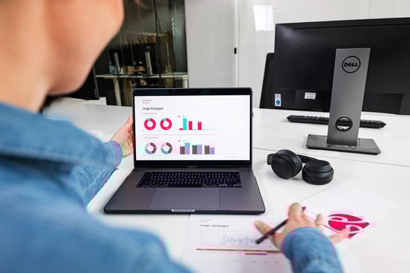 Daten zu Anzeigenschaltung auf Laptop-Bildschirm