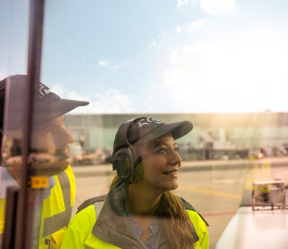 Fraport Mitarbeiterin auf dem Rollfeld