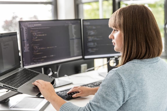 IT-Expertin programmiert an ihrem Rechner