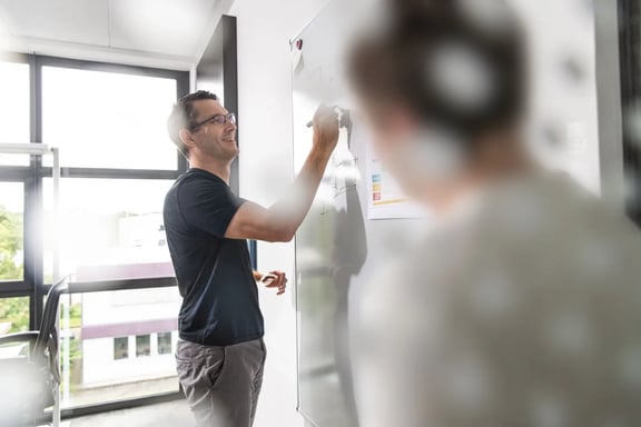 Austausch am Whiteboard im Team